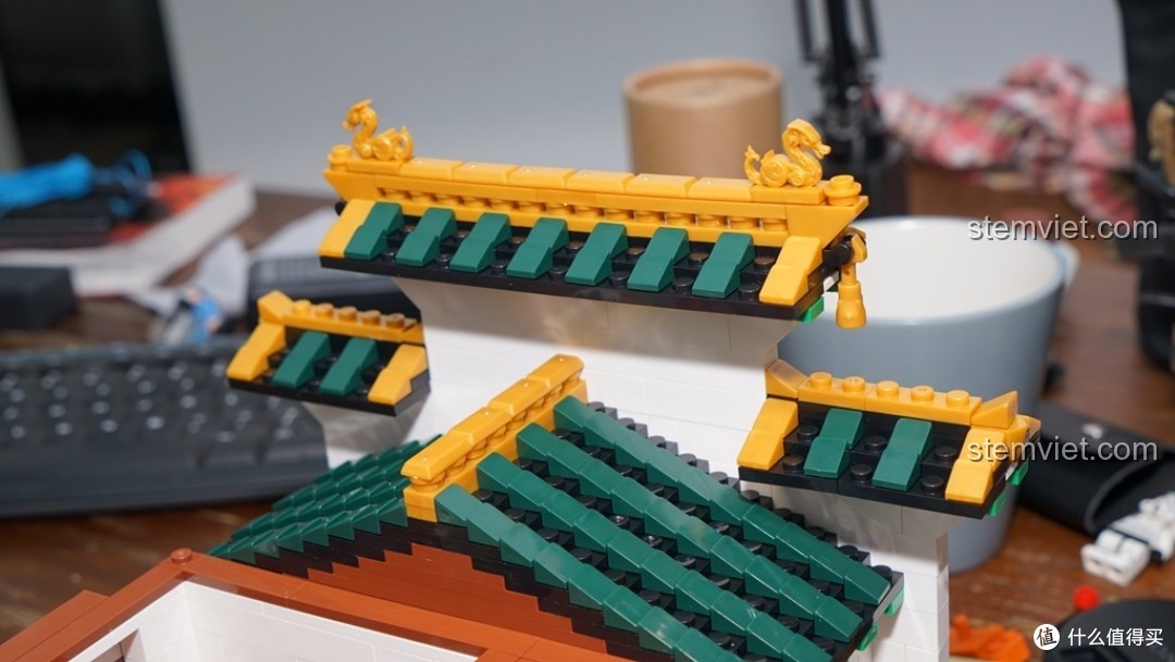 Trải nghiệm lắp ráp phần mái của bộ lắp ghép Tiệm Vải Lụa Phố Tàu cho bé từ 7 tuổi, rèn luyện tính kiên nhẫn.