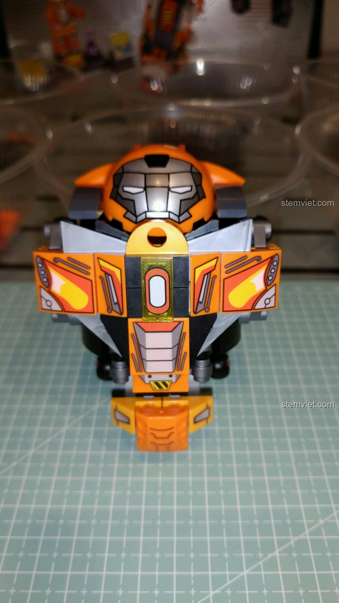 Trải nghiệm Sembo 60020 Robot Hulkbuster MK36 với phần thân đã hoàn thiện, sẵn sàng lắp các bộ phận khác.