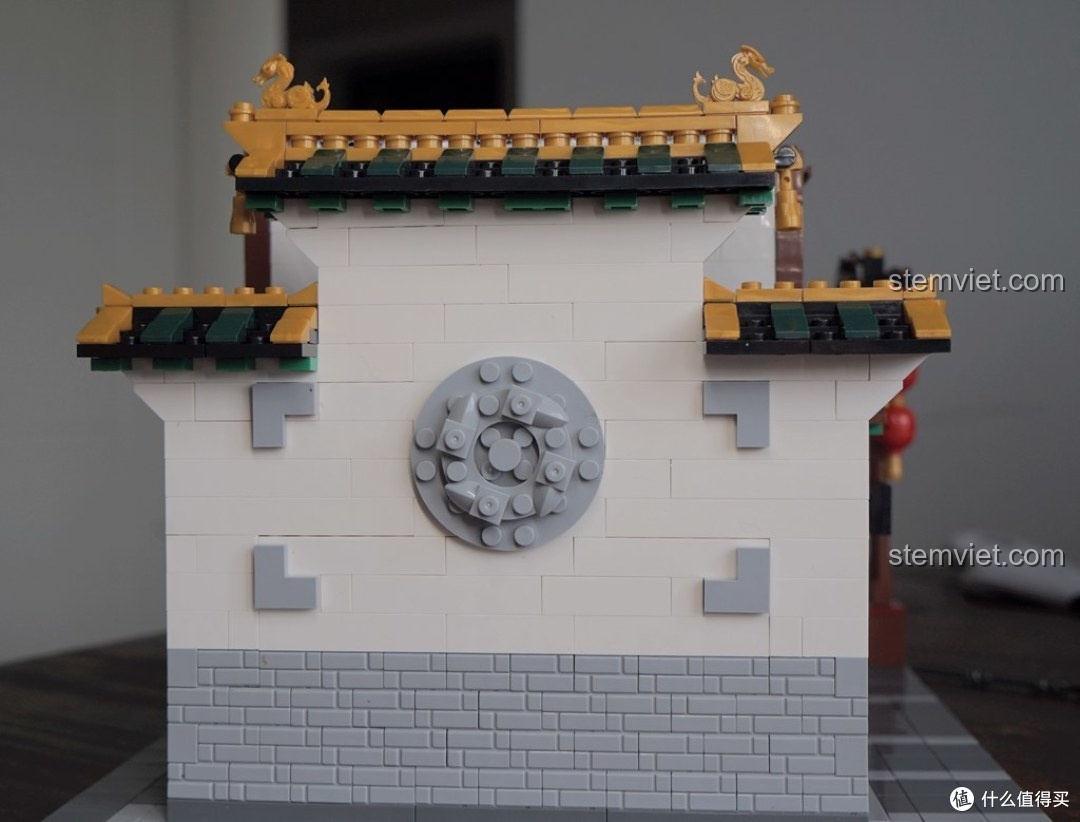 Đánh giá chi tiết phù điêu trang trí trên tường của bộ xếp hình Cửa Hàng Lụa Đào Trung Hoa cho bé trai 7+, rất sáng tạo.