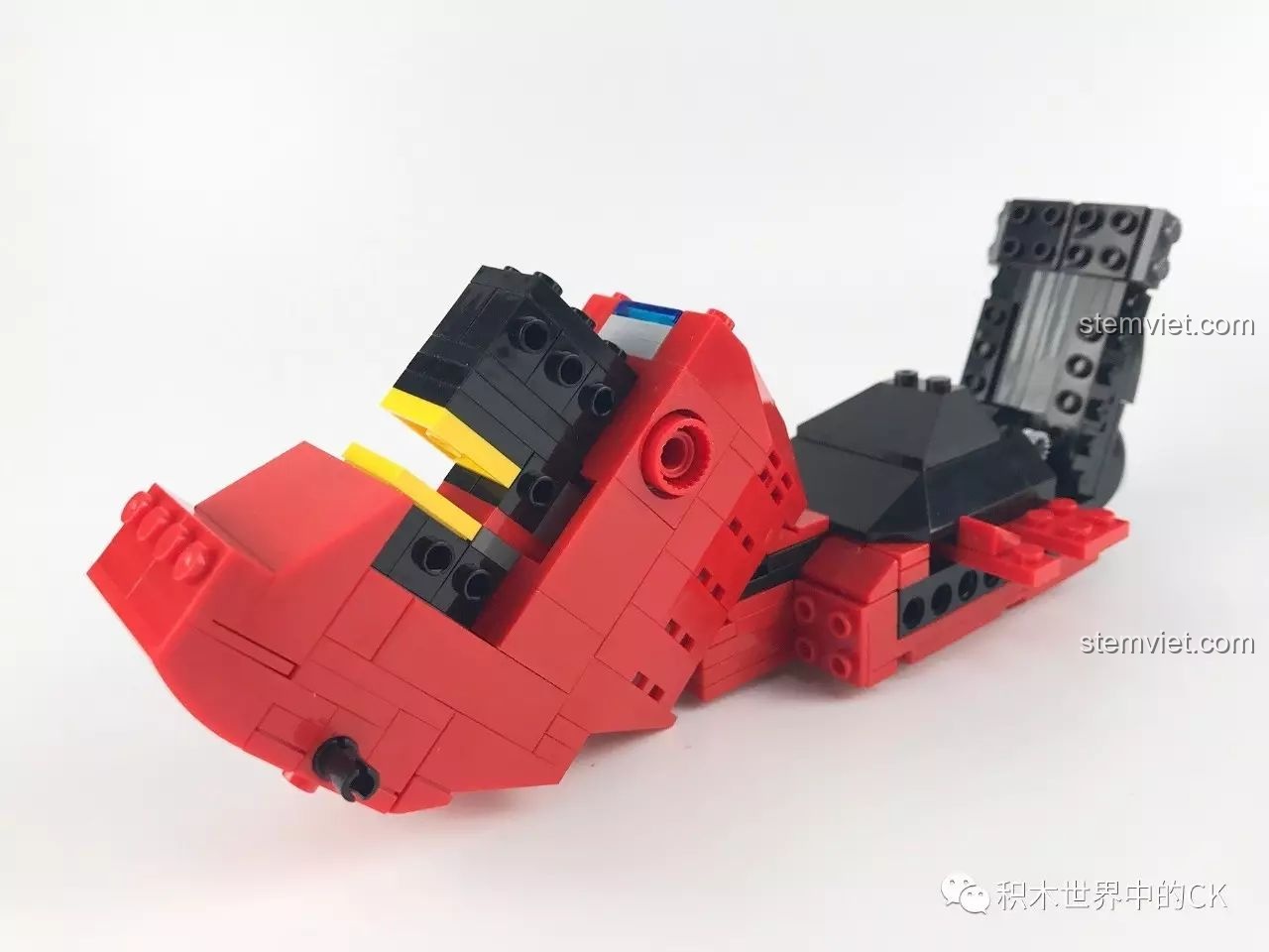 Góc nhìn từ phía sau của khung xe sau khi lắp xong túi số 1, đánh giá bộ đồ chơi Mô tô Cyberpunk.