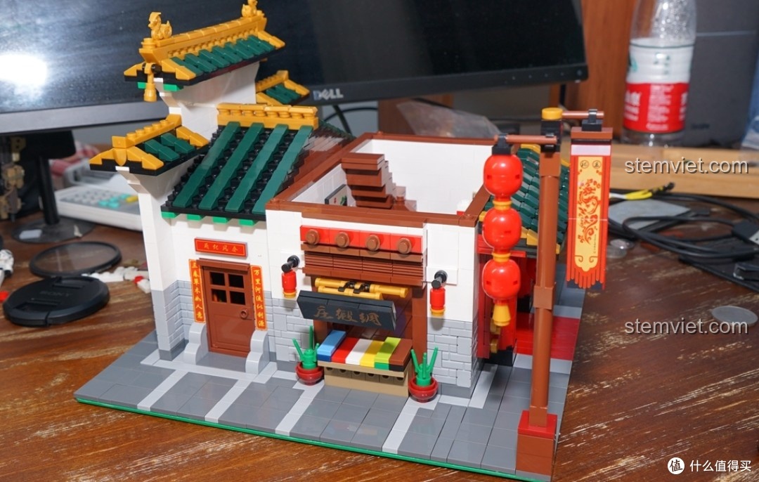 Toàn cảnh tầng một của bộ lắp ghép Phố Tàu: Tiệm Vải Lụa XB-01001 sau khi hoàn thành, một thành quả đáng tự hào.