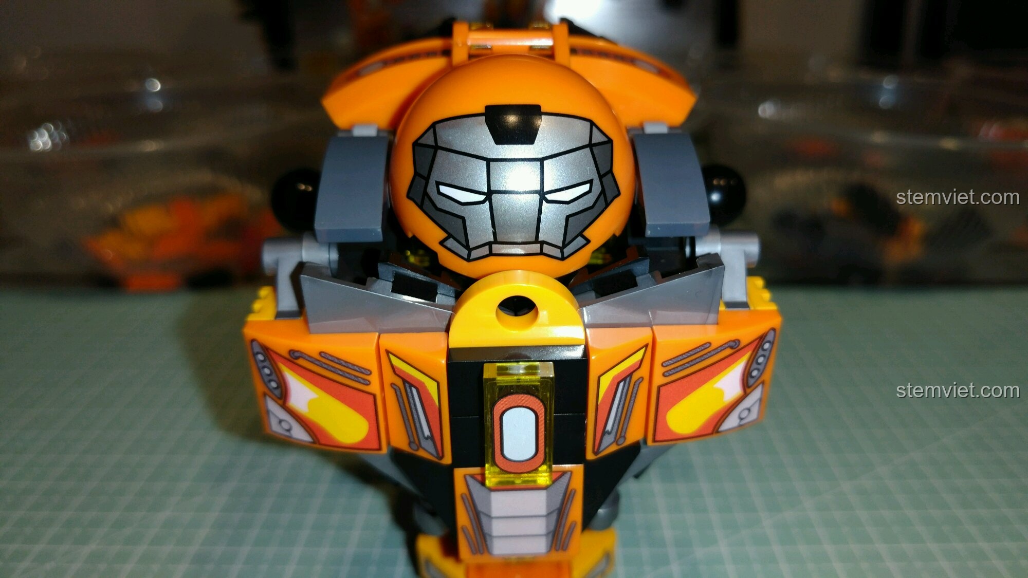 Buồng lái của bộ lắp ghép Người Sắt Hulkbuster MK36 cho con trai trên 6 tuổi có thể mở ra.