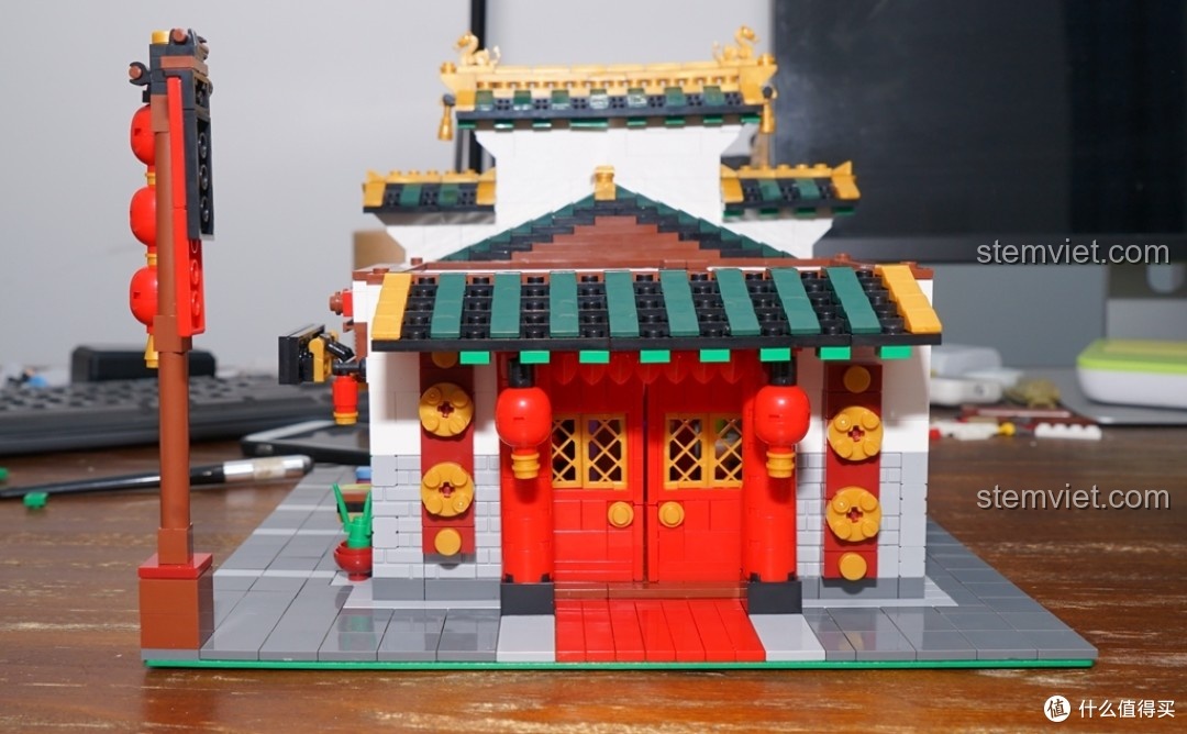 Góc nhìn chính diện tầng một của đồ chơi xây dựng Mô hình Tiệm Vải 01001, sẵn sàng để xây lên tầng hai.