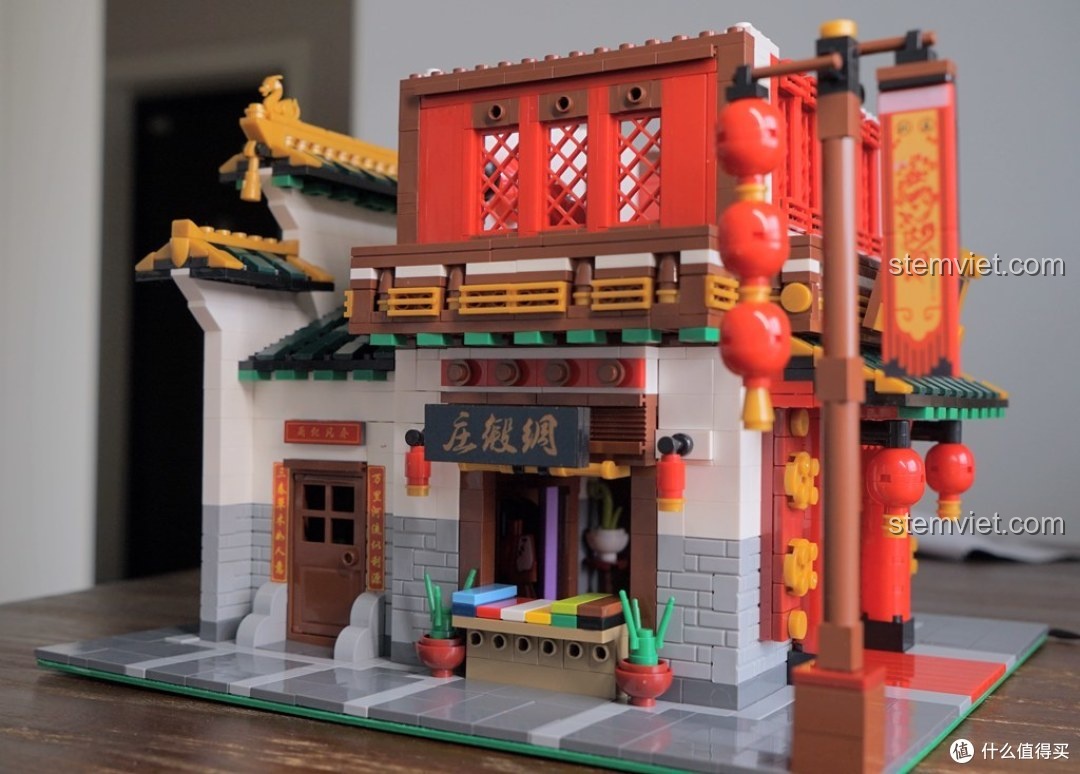 Cảm nhận về thiết kế tổng thể tầng một của bộ khối lắp ghép Tòa nhà phố cổ Trung Quốc 1001, rất hài hòa và chi tiết.