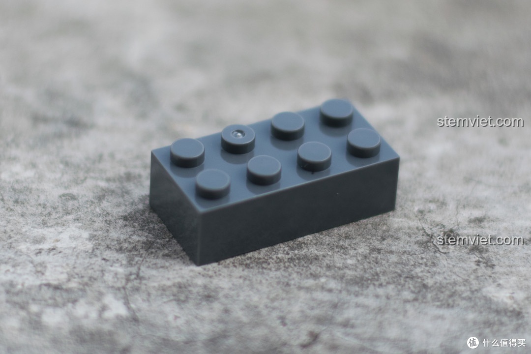 Cận cảnh một mảnh ghép của đồ chơi lắp ráp Mô hình Xenomorph XB04001 giá hời bị lỗi nhựa thừa.