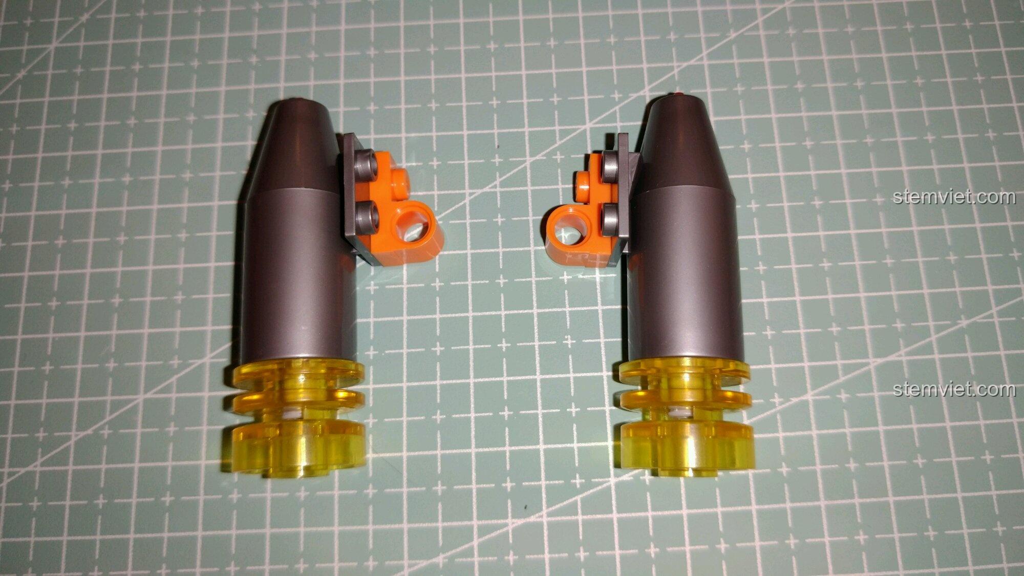 Hai động cơ đẩy của bộ xếp hình Giao Long máy 60020 giá bình dân sau khi lắp xong.