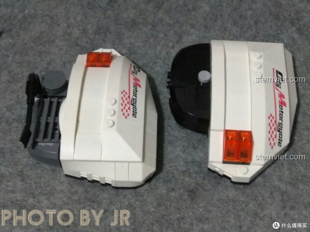 Nhận xét bộ xếp hình Biểu tượng xe Ý Vespa: hai bên hông xe được lắp ráp riêng biệt trước khi gắn vào khung chính.