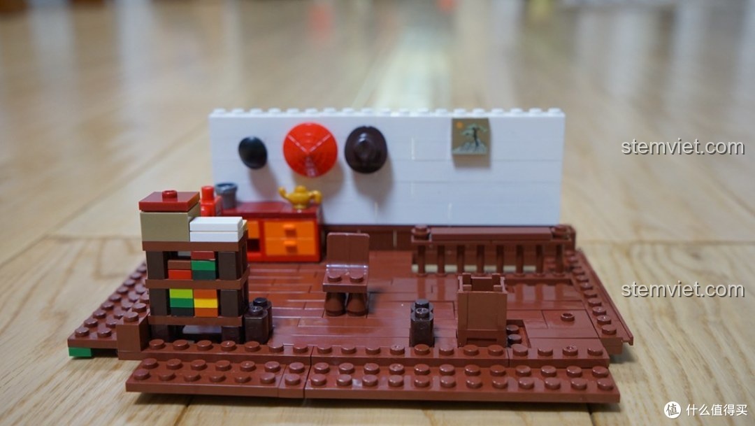 Cận cảnh lan can ban công của bộ xếp hình Mô Tiệm Vải cho bé gái 7+ và cách gia cố để chắc chắn hơn.