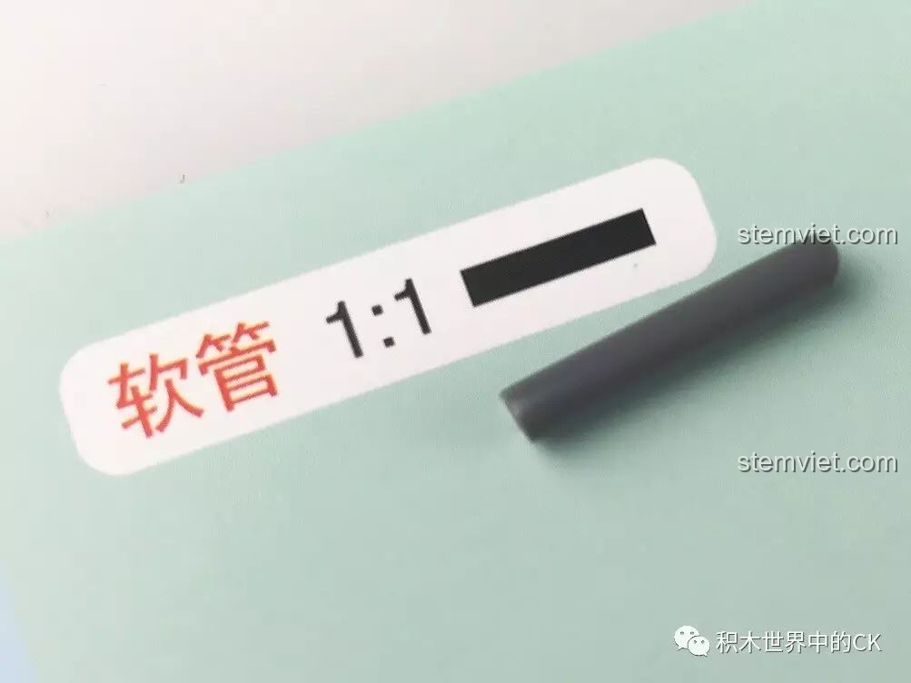 Lưu ý về chi tiết đĩa tròn nhỏ dễ rơi trong review bộ lắp ráp Xe máy của Kaneda cho trẻ 16+.