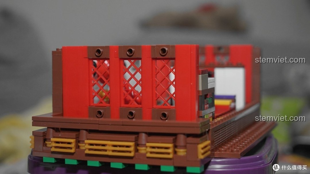 Nội thất tầng hai hoàn chỉnh của đồ chơi xây dựng Tòa nhà phố cổ Trung Quốc XB-01001, sẵn sàng để trưng bày.