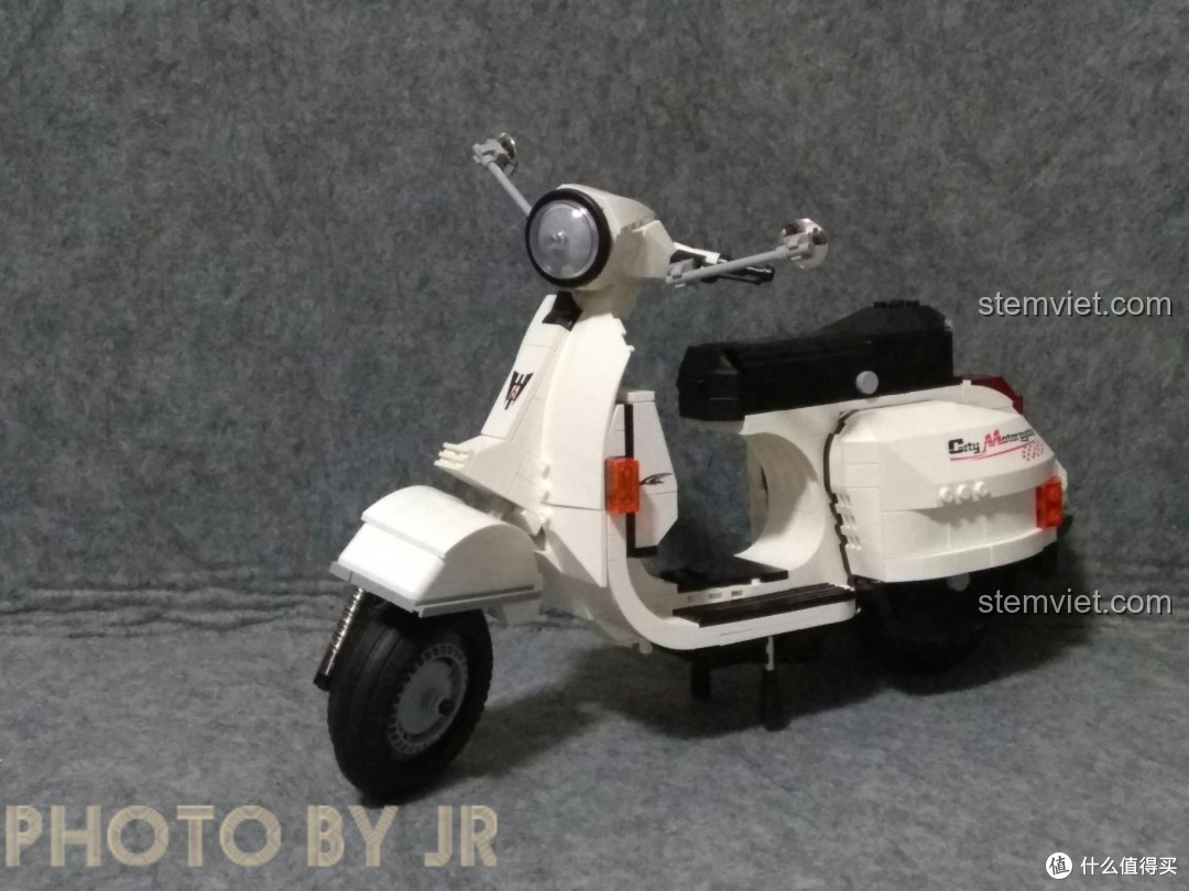 Trải nghiệm đồ chơi lắp ráp Xe tay ga Vespa P200: mô hình hoàn thiện với vẻ đẹp cổ điển, sẵn sàng để trưng bày.