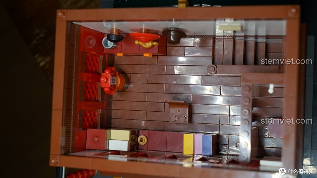 Đánh giá chi tiết cửa sổ mắt cáo của bộ lắp ghép Phố Tàu: Tiệm Vải Lụa cho trẻ 7+, một thiết kế đẹp mắt.