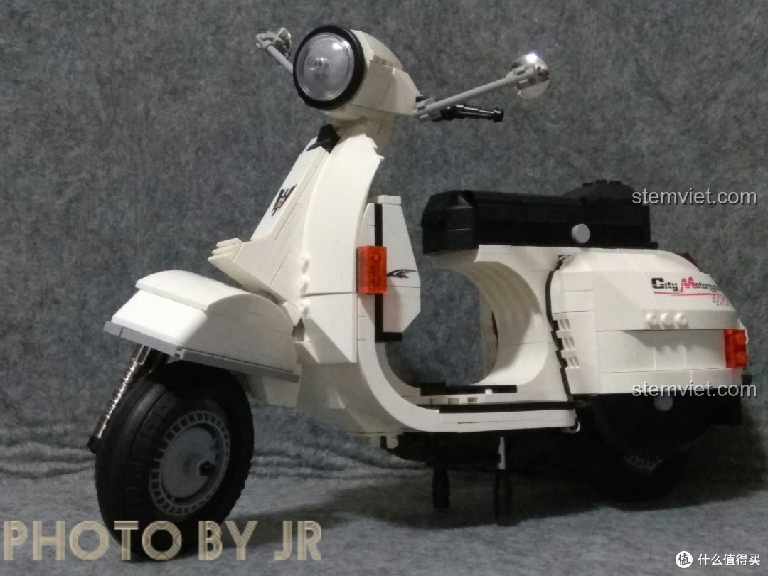 Mô hình Xe máy Vespa P200 XINGBAO hoàn thiện nhìn từ góc nghiêng, khoe trọn vẹn các đường nét thiết kế tinh xảo.
