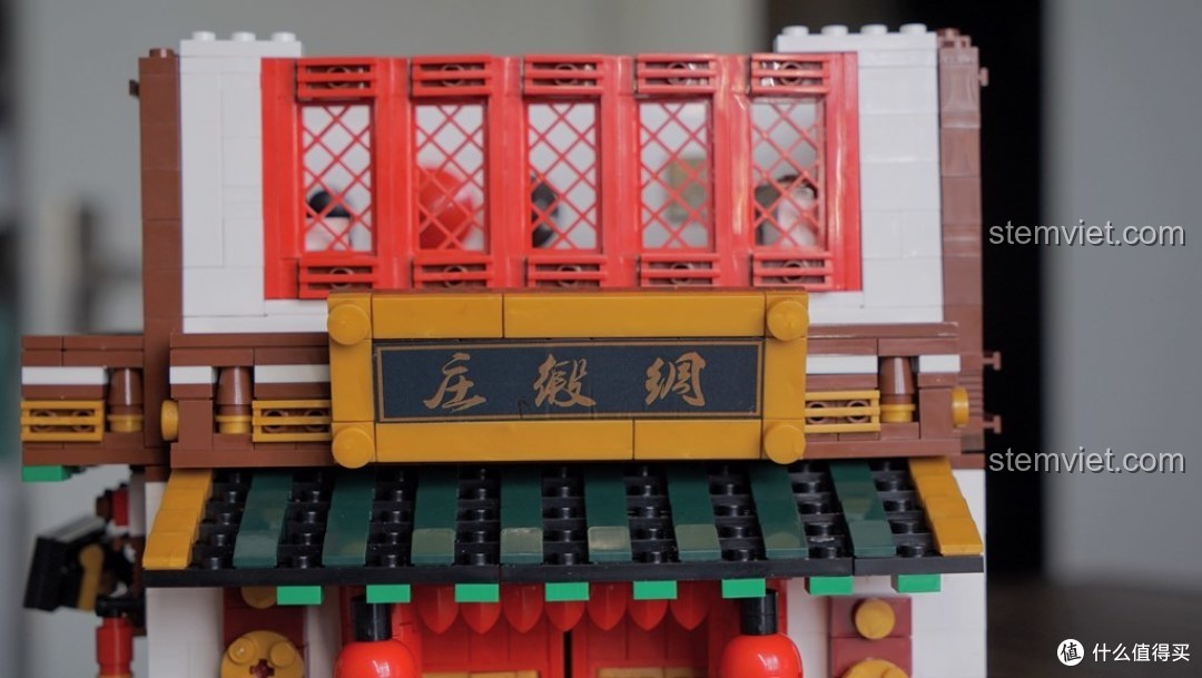 Góc nhìn từ trên xuống của tầng hai bộ xếp hình Cửa Hàng Lụa Đào Trung Hoa Xingbao, thể hiện không gian ấm cúng.