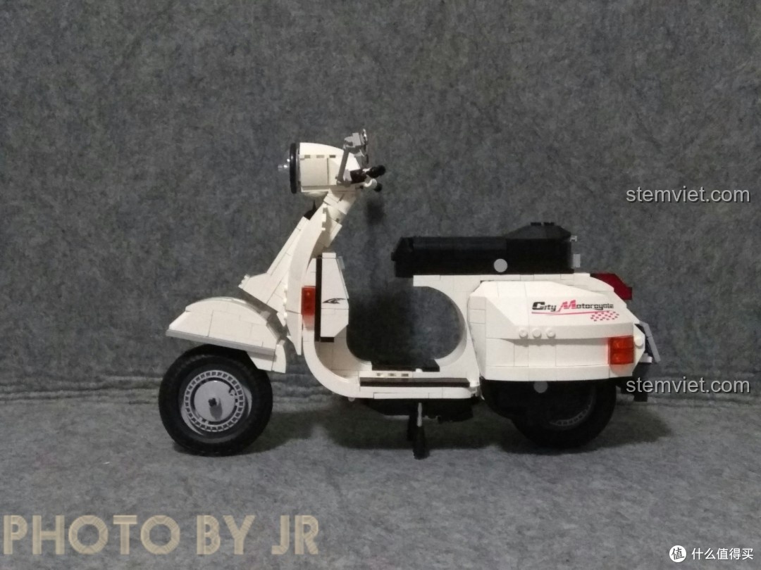 Đánh giá bộ lắp ghép XINGBAO XB03002: mô hình Vespa P200 hoàn thiện nhìn từ bên hông, thể hiện tỷ lệ xe rất chuẩn xác.