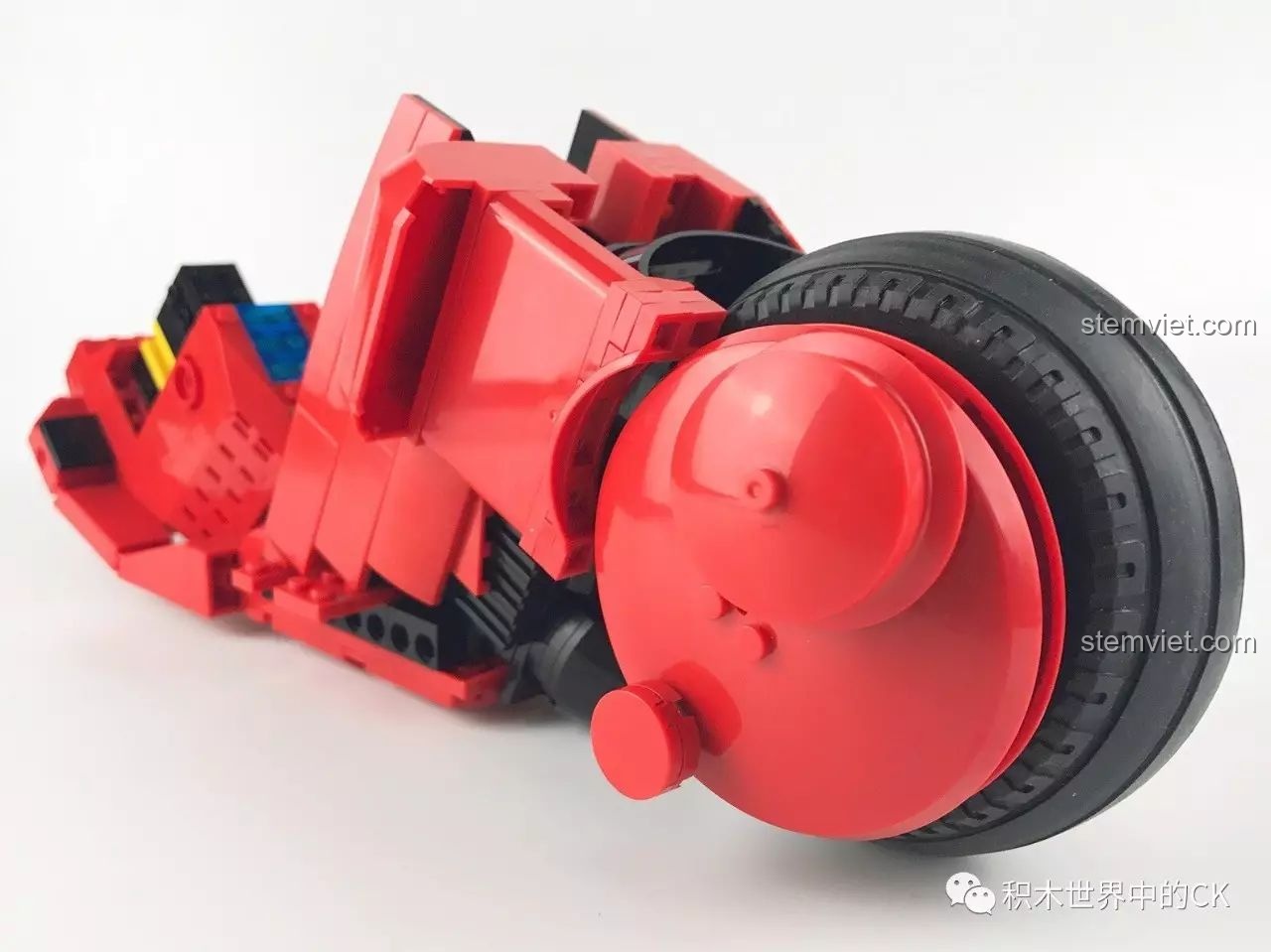 Góc nhìn khác của thân xe đã hoàn thiện, đánh giá bộ đồ chơi Xe máy trong Akira 03001.