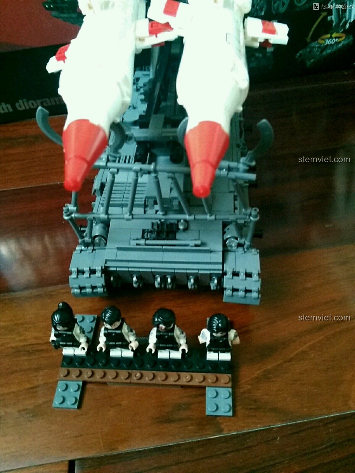 Mô hình Xe phóng tên lửa phòng không XB-06007 hoàn chỉnh với tổ lái minifigure, đánh giá Xingbao XB-06007.