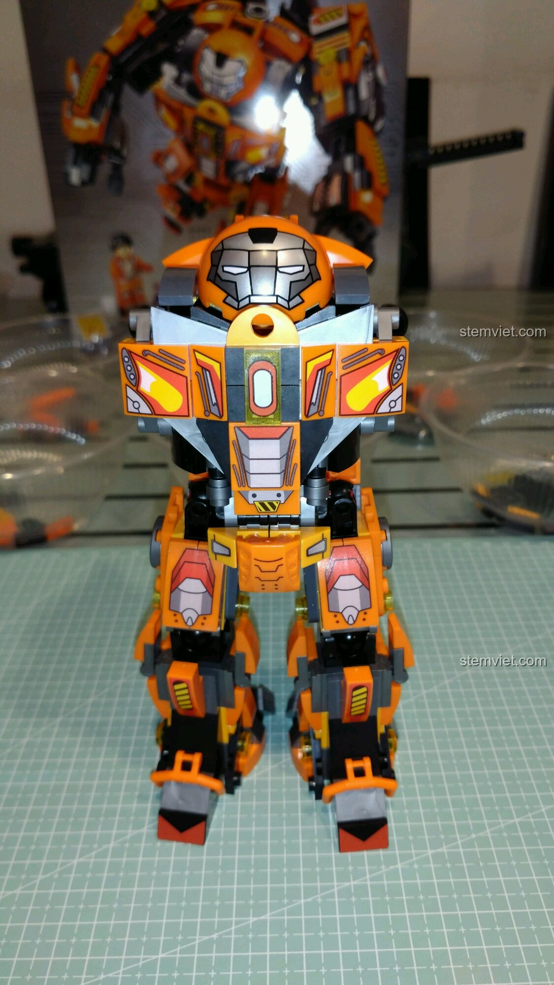 Robot Hulkbuster MK36 sau khi kết hợp thân, chân và động cơ đẩy, dần hoàn thiện hình dáng.