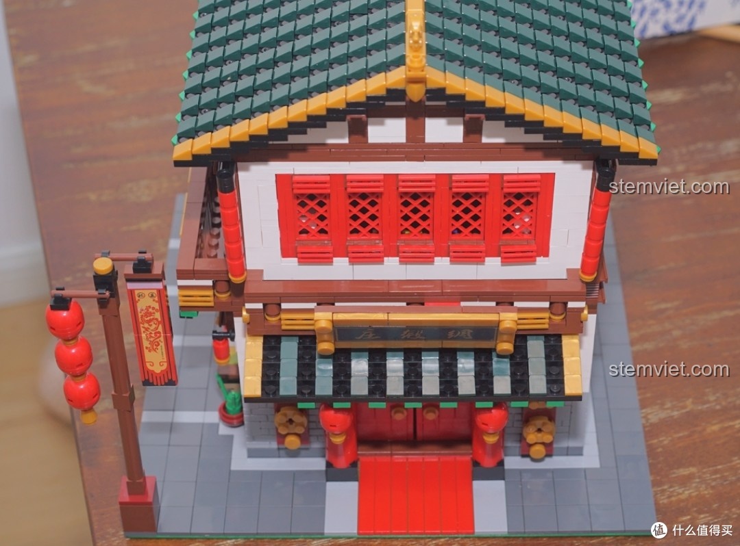 Thành quả cuối cùng của bộ lắp ghép Phosto Tàu: Tiệm Vải Lụa XB01001, một mô hình kiến trúc cổ độc đáo và ấn tượng.