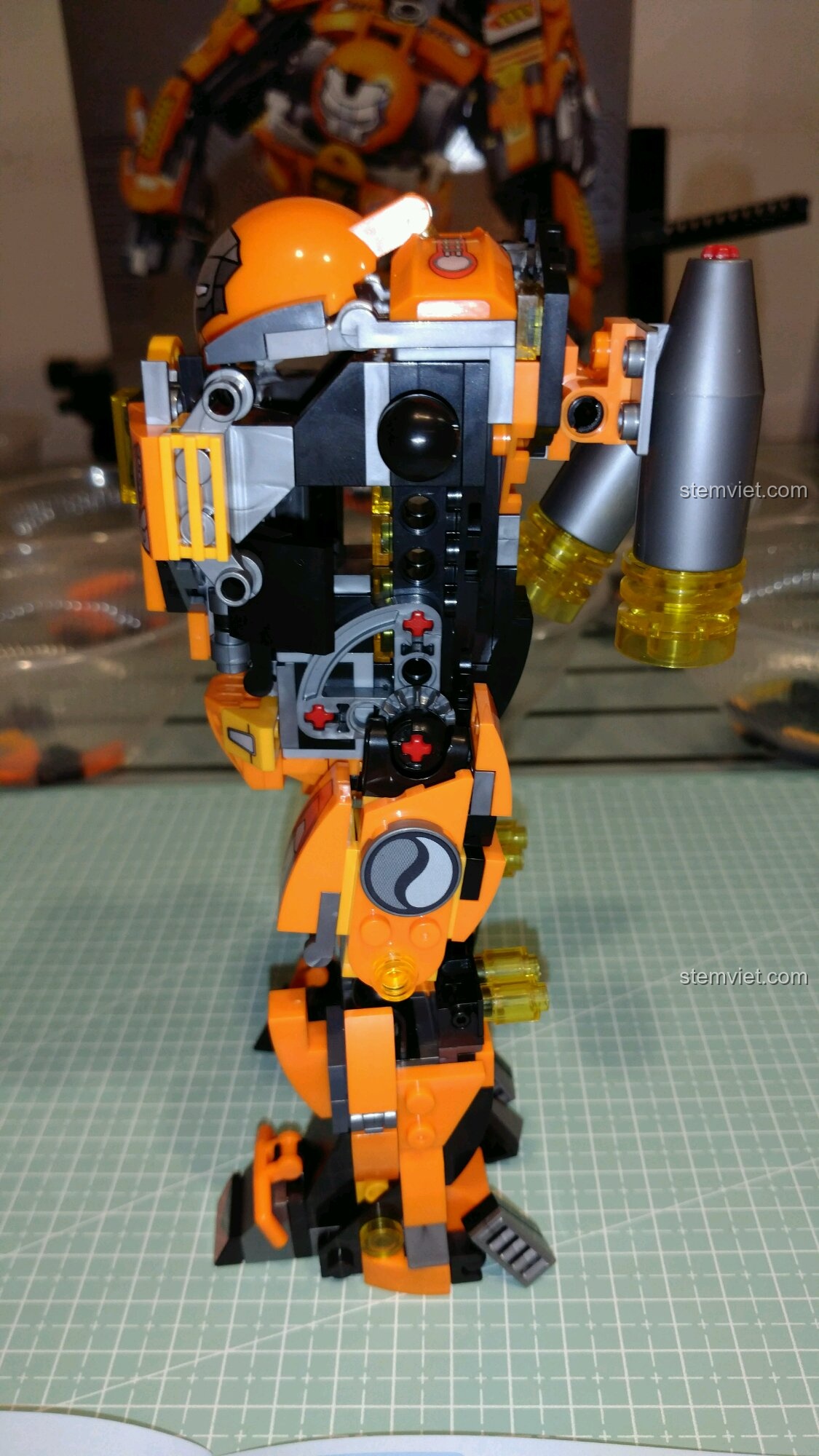 Góc nhìn bên hông của bộ xếp hình Người Sắt Hulkbuster MK36 20, khoe cấu trúc vững chãi.