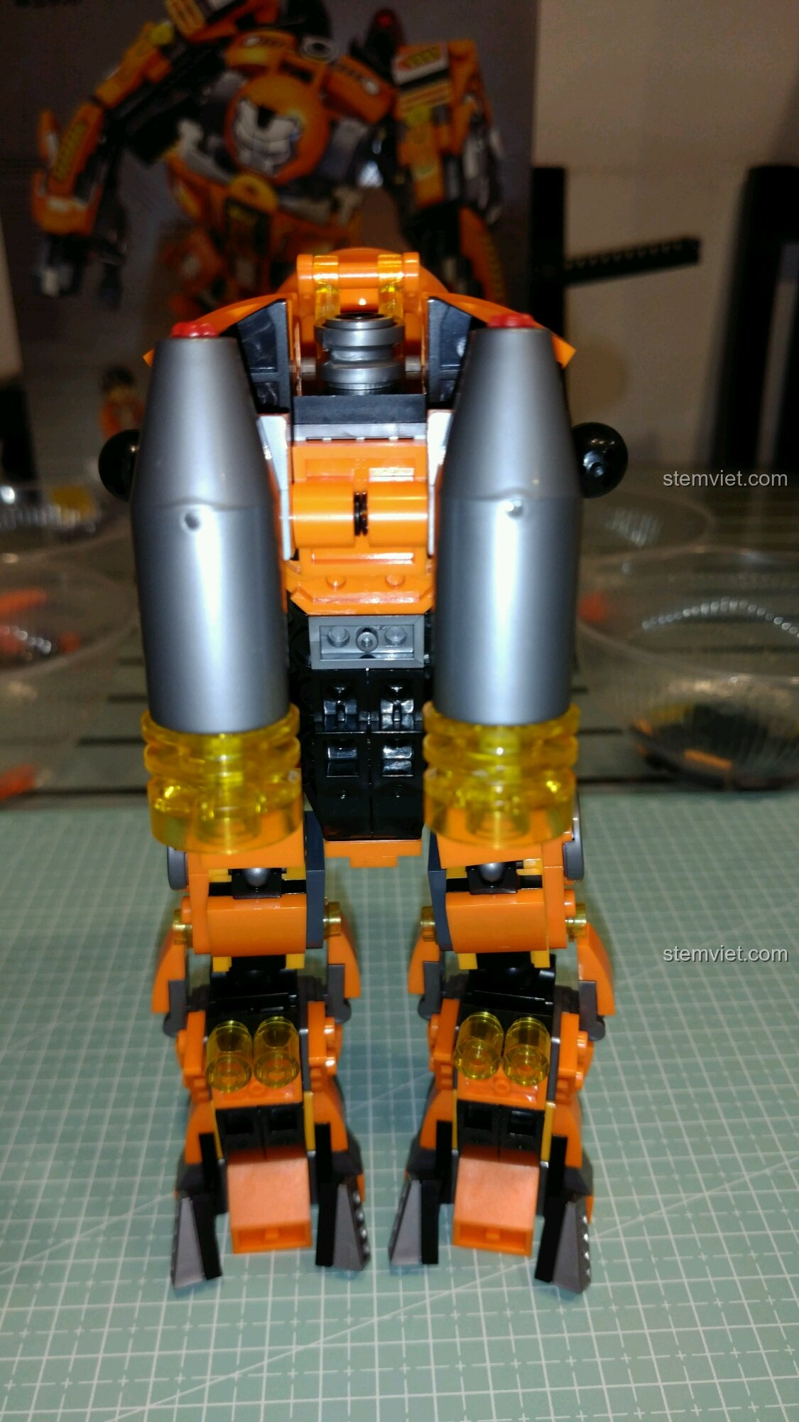 Mặt sau của robot Hulkbuster MK36 với cặp động cơ đẩy lớn, một thiết kế ấn tượng.