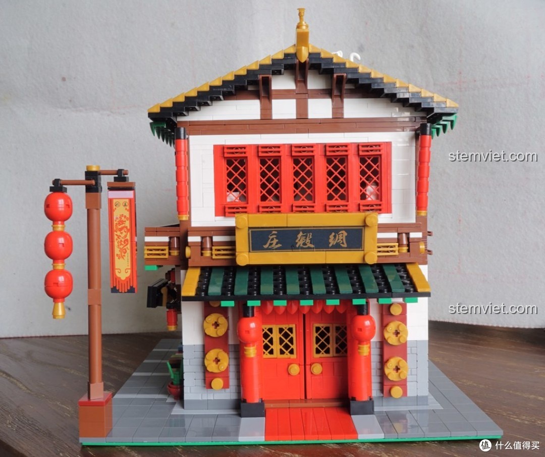 Mặt tiền hoàn chỉnh của đồ chơi mô hình Cửa hàng lụa truyền thống cho trẻ em trên 7 tuổi, một tác phẩm nghệ thuật.