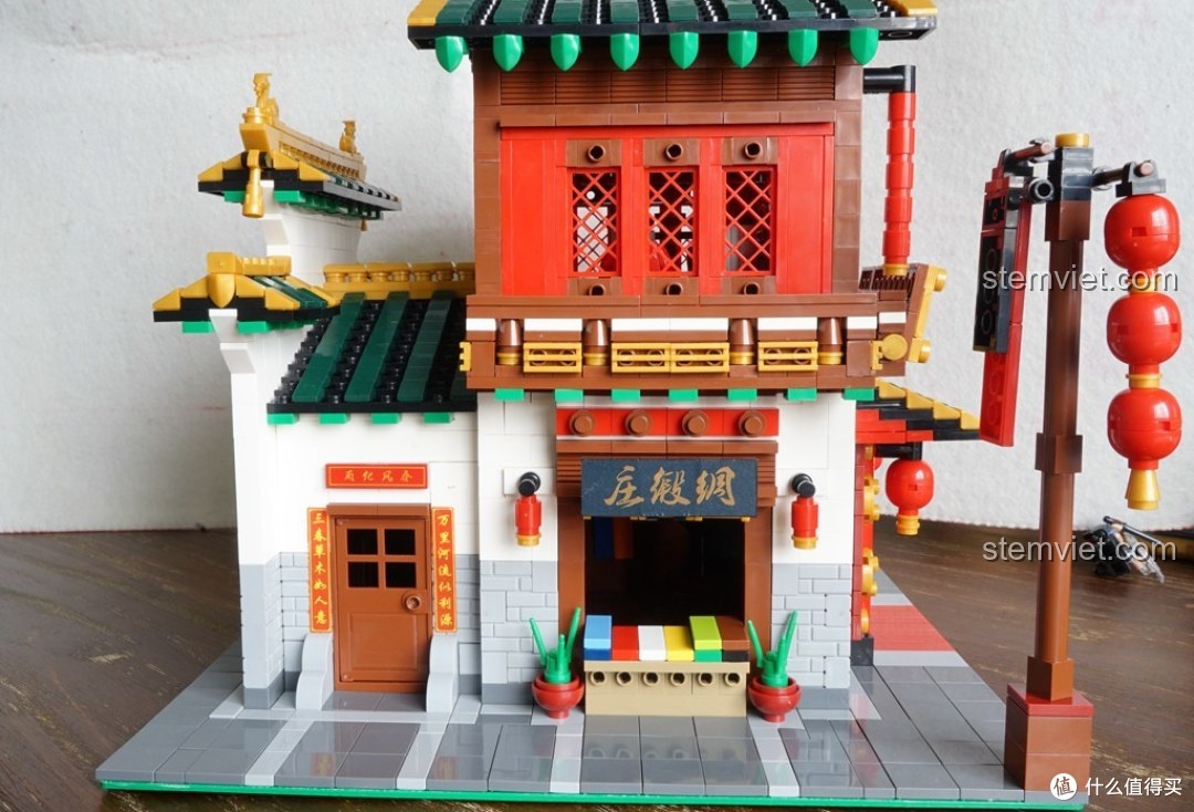 Góc nhìn tổng thể của bộ xếp hình Phố Tàu: Tiệm Vải Lụa cho bé gái từ 7 tuổi, một món quà tuyệt vời.