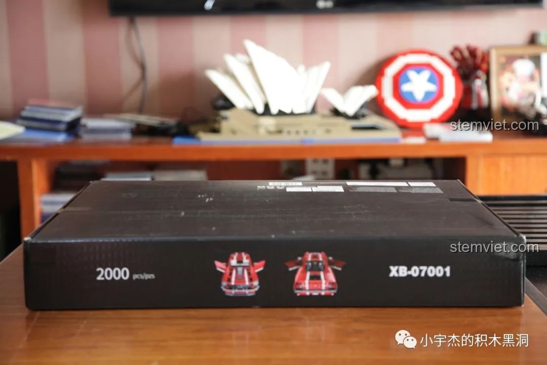 Cạnh hộp đồ chơi Xingbao XB-07001 với con số 2000 chi tiết, một con số ấn tượng cho bộ mô hình xe hơi Technic.