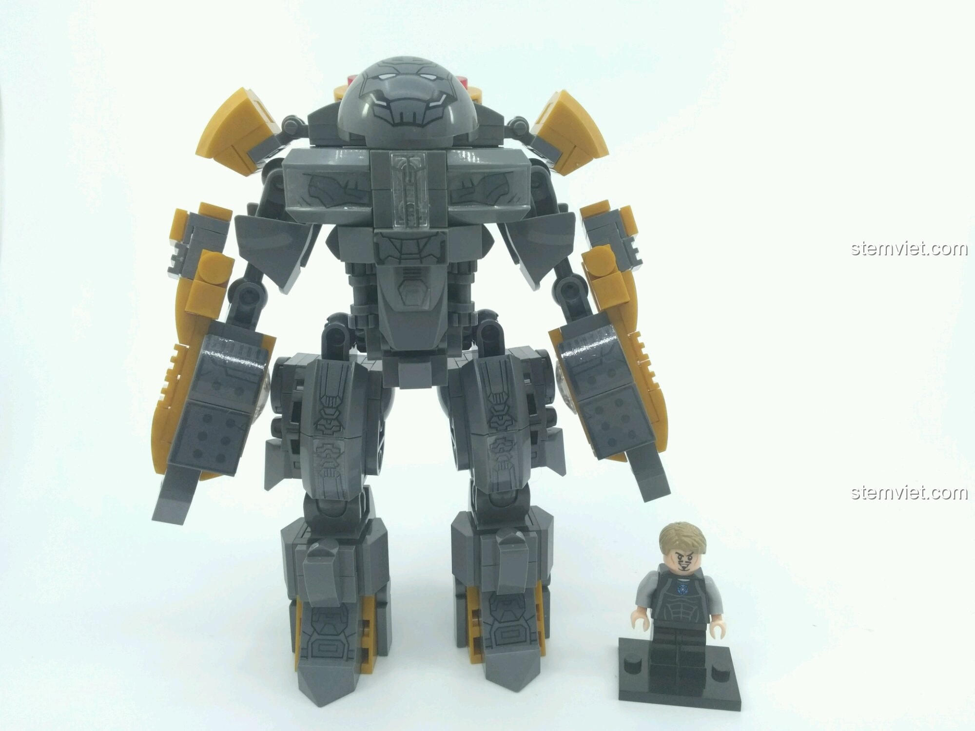 Góc nhìn chính diện của đồ chơi lắp ráp Mecha Người Sắt MK25 Jiazhi, khoe trọn vẹn thiết kế giáp ngực và vai hầm hố.
