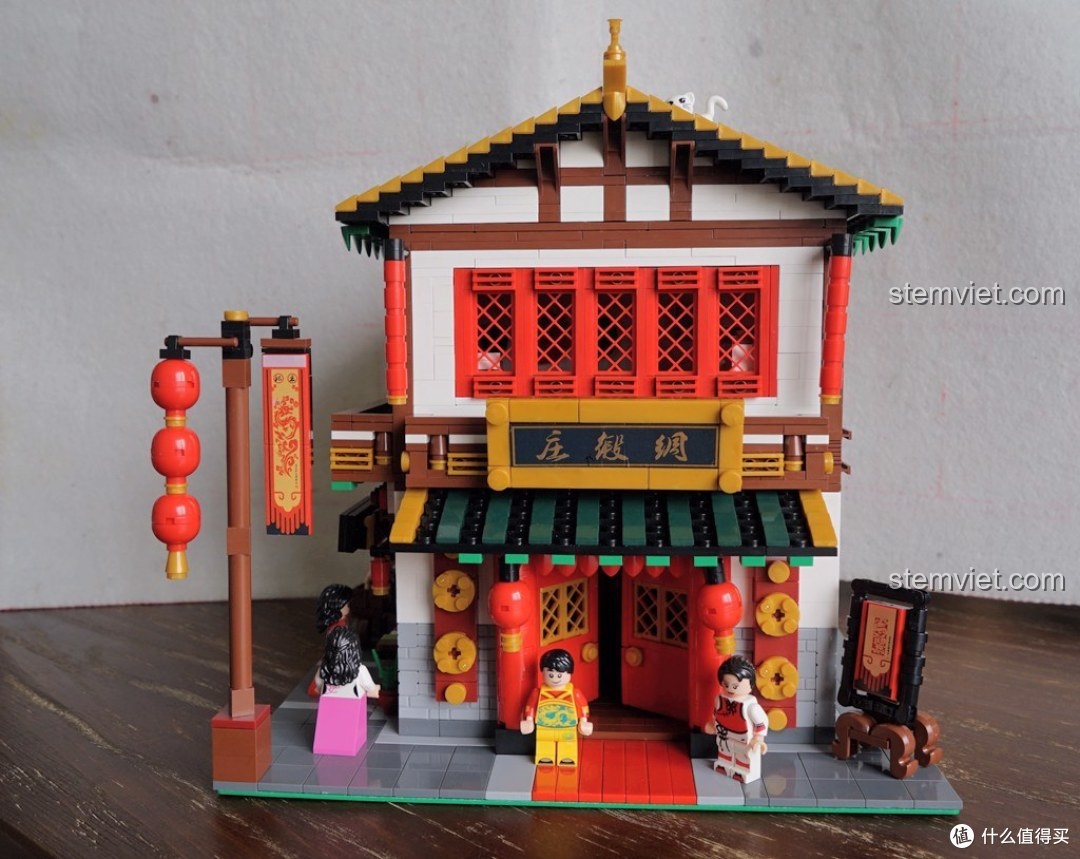 Đánh giá các nhân vật minifigure trong bộ khối lắp ghép Cửa Hàng Lụa Đào Trung Hoa XB01001, chi tiết trang phục và biểu cảm.