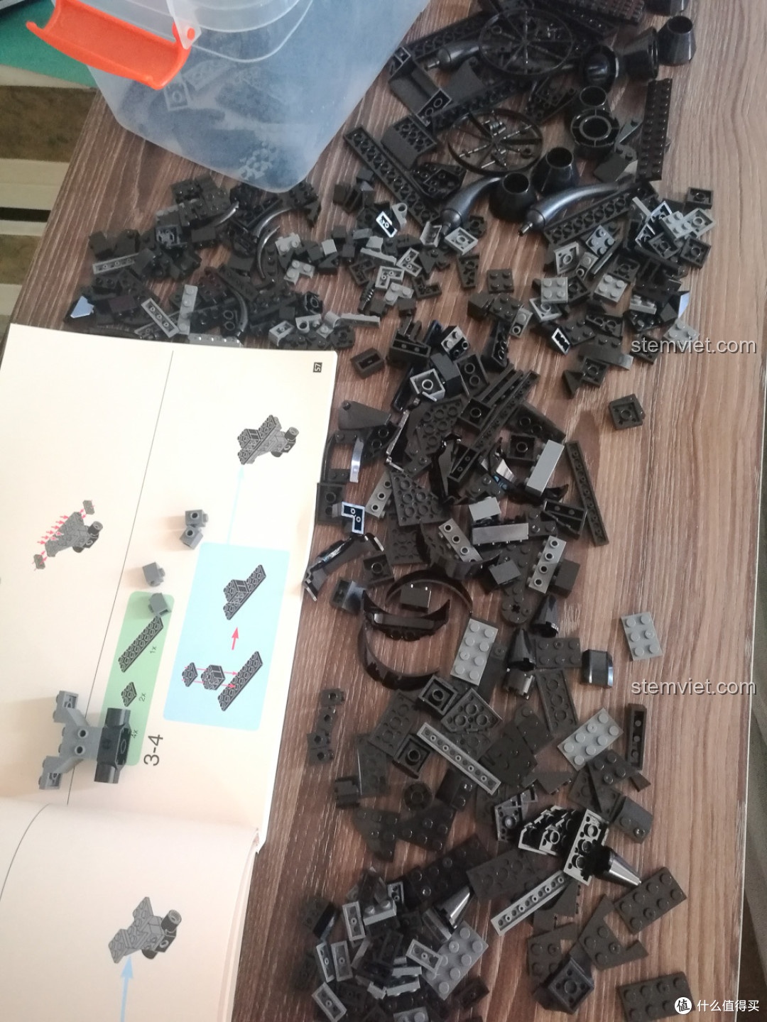 Cảnh tượng bàn làm việc đầy các mảnh ghép màu đen khi lắp phần thân của bộ lắp ghép XB 04001 giá tốt.