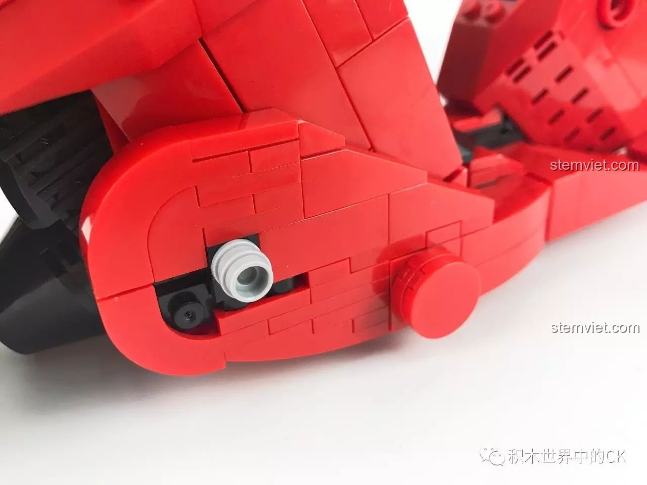Hoàn thành phần vỏ bên phải của xe, review đồ chơi mô hình Siêu tô trong phim Akira 3001.