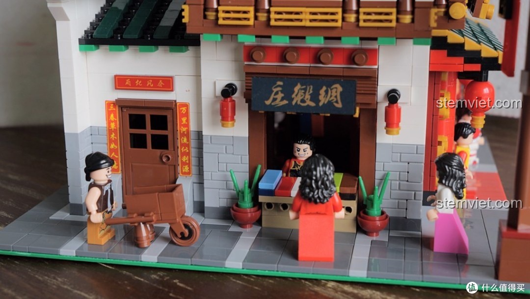 Cận cảnh các nhân vật và chi tiết mặt tiền của đồ chơi mô hình Phố Tàu: Tiệm Vải Lụa cho con gái trên 7 tuổi.