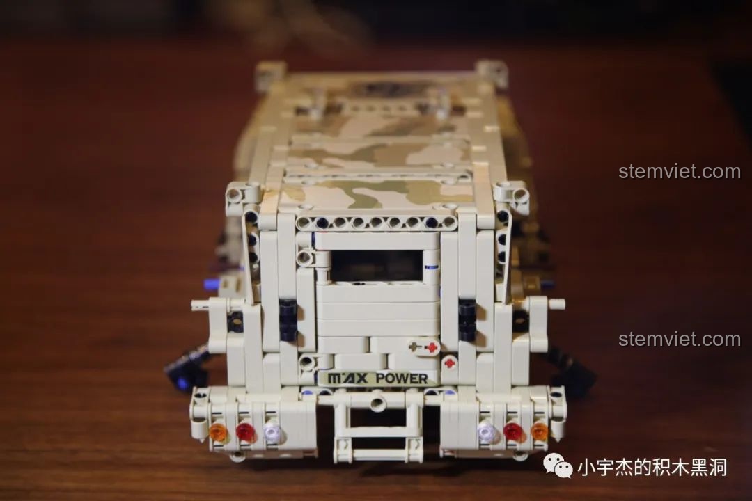 Cửa hậu của đồ chơi xây dựng Quái thú địa hình Marauder đã được lắp ráp xong, có chữ MAX POWER.