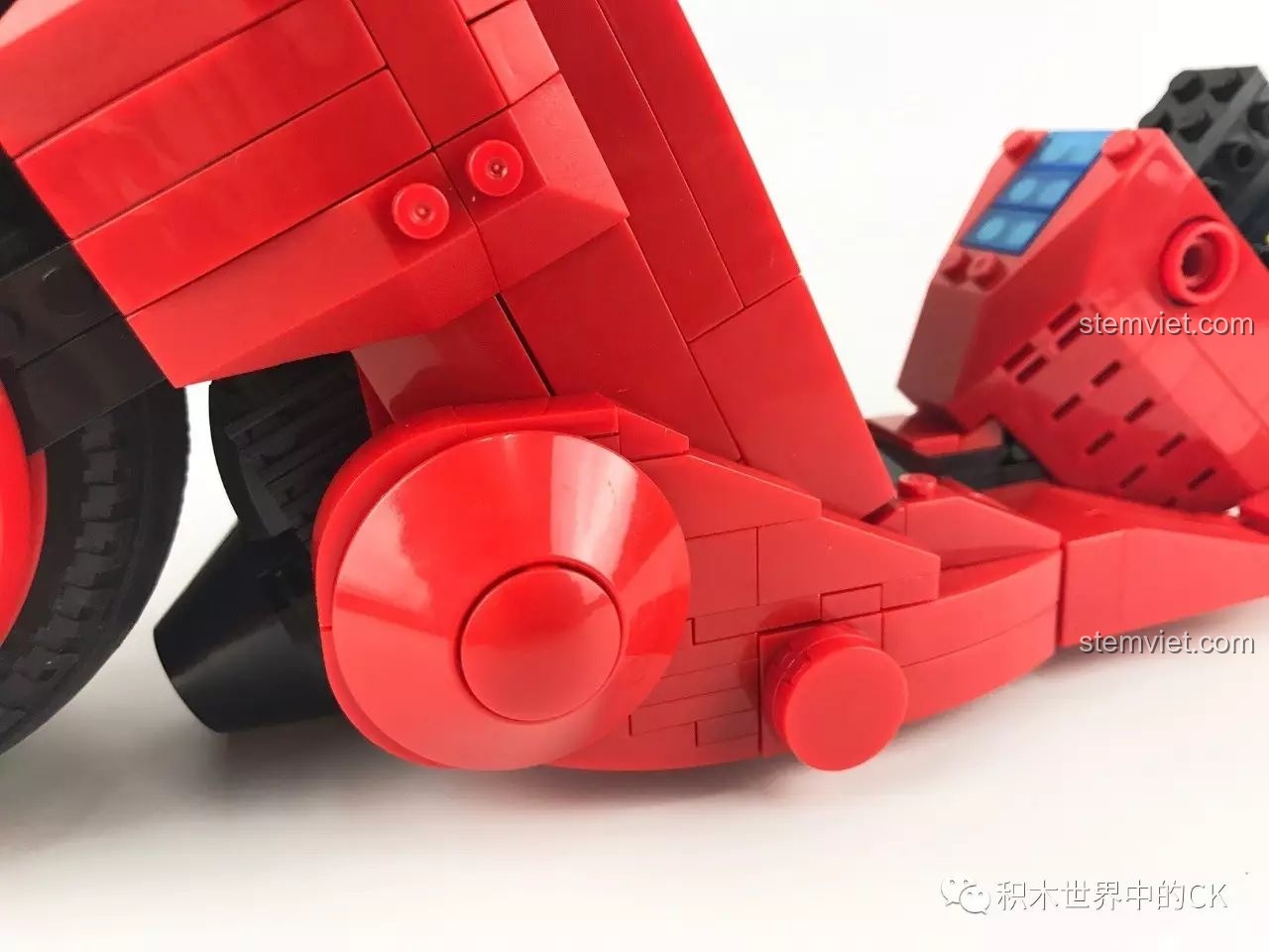 Lắp ráp phần vỏ bên trái của xe, review bộ lắp ráp Xe máy của Kaneda cho trẻ 16+.