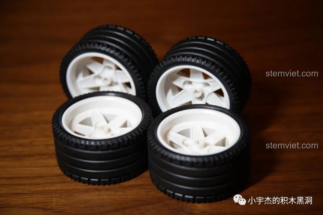 Mô hình Xe Cơ Bắp Tương Lai Xingbao XB-07001 hoàn chỉnh, nhìn từ góc nghiêng, khoe trọn vẻ đẹp mạnh mẽ.