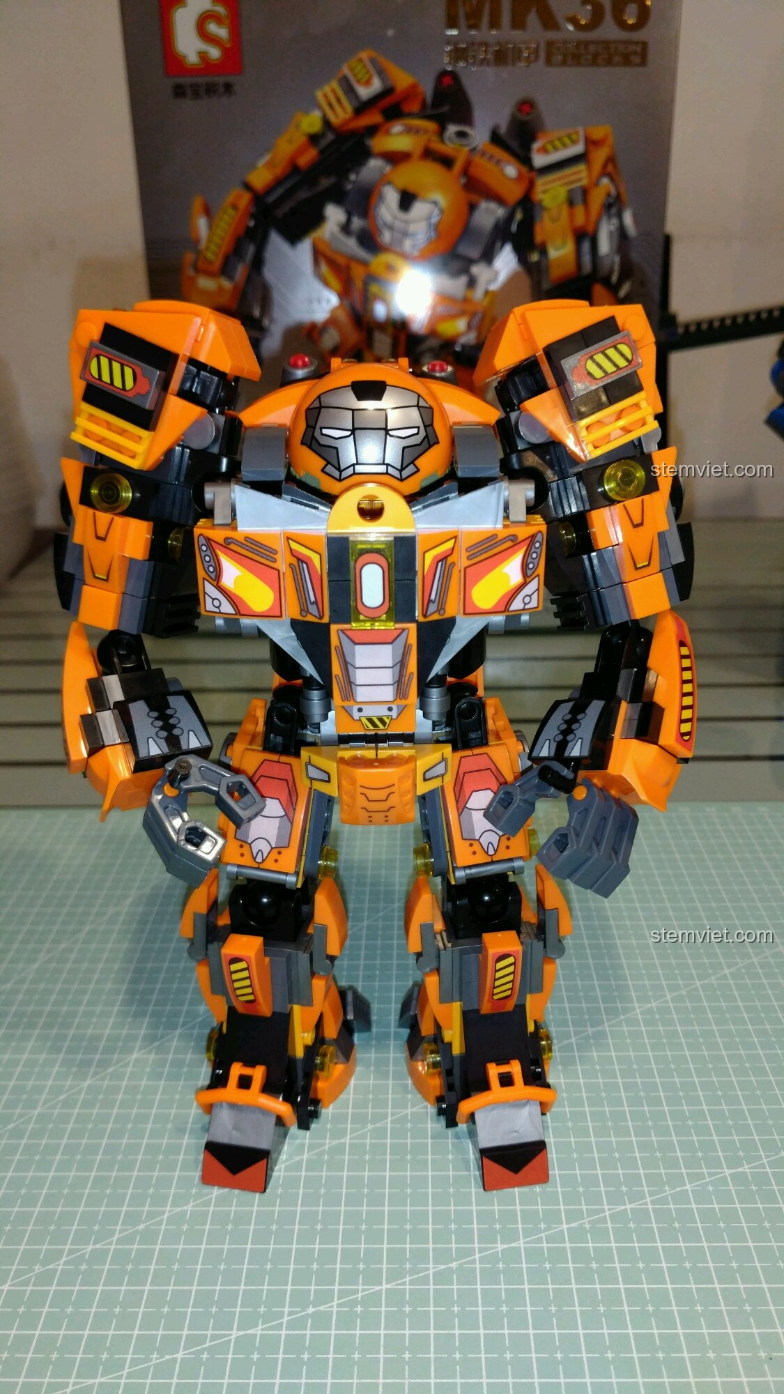 Mô hình Robot Hulkbuster MK36 hoàn chỉnh từ bộ Sembo 60020, dáng đứng oai vệ và mạnh mẽ.