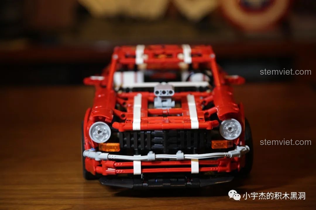 Góc nhìn ngang của mô hình Xe cơ bắp 2014 Xingbao XB-07001, thể hiện tỷ lệ cân đối và thiết kế thể thao.