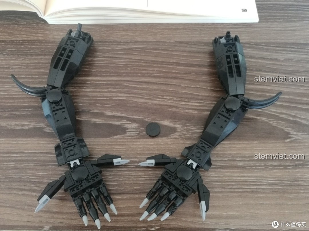 Các mảnh ghép thừa sau khi lắp xong bộ lắp ghép Tượng Alien cho bé trai trên 16 tuổi, gây hoang mang.