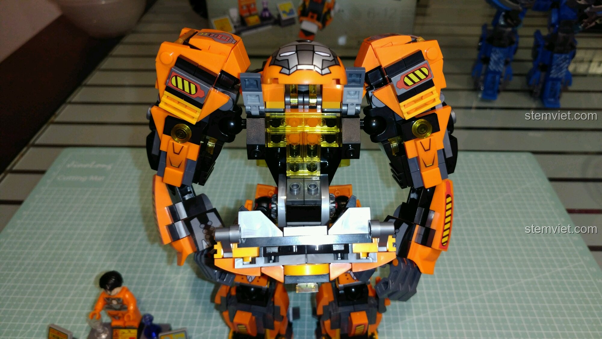 Buồng lái của Hulkbuster MK36 đang mở, cho thấy không gian bên trong cho minifigure.