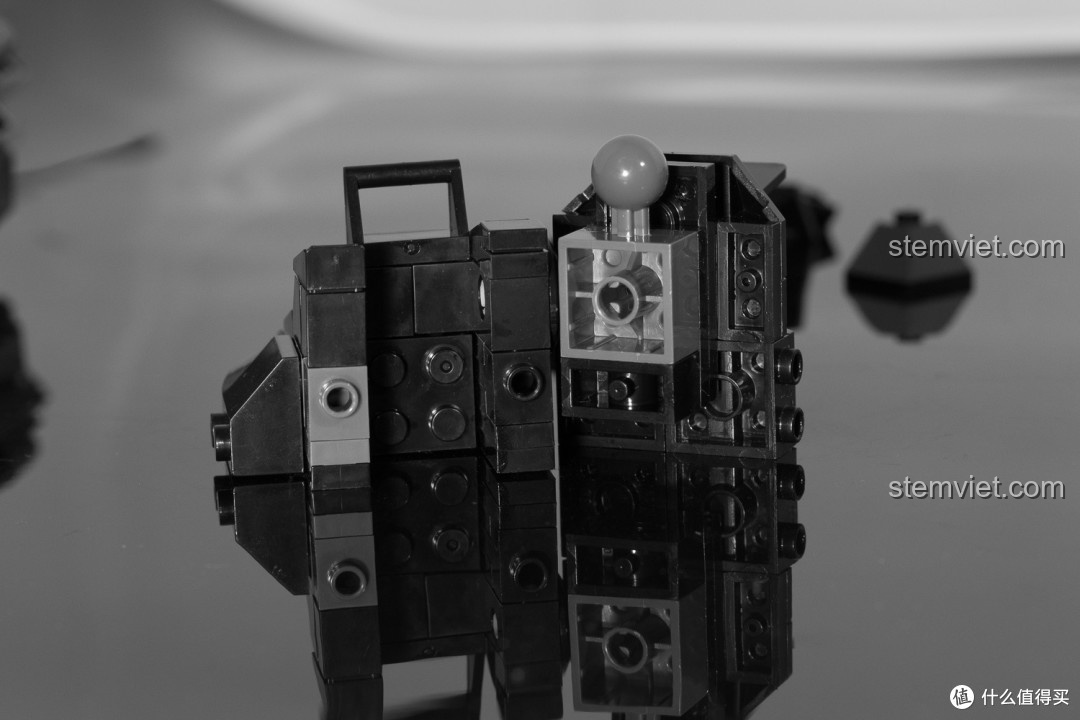 Đánh giá điểm yếu về độ ổn định của Quái vật không gian Alien 4001 giá tốt, các khớp nối lỏng lẻo.