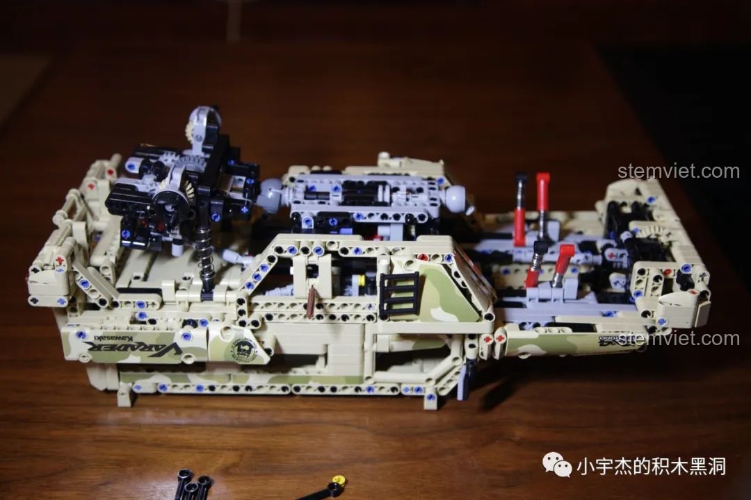 Quá trình lắp ráp trục bánh vào thân xe của bộ lắp ghép Technic Xe quân sự Marauder, một công đoạn thú vị.
