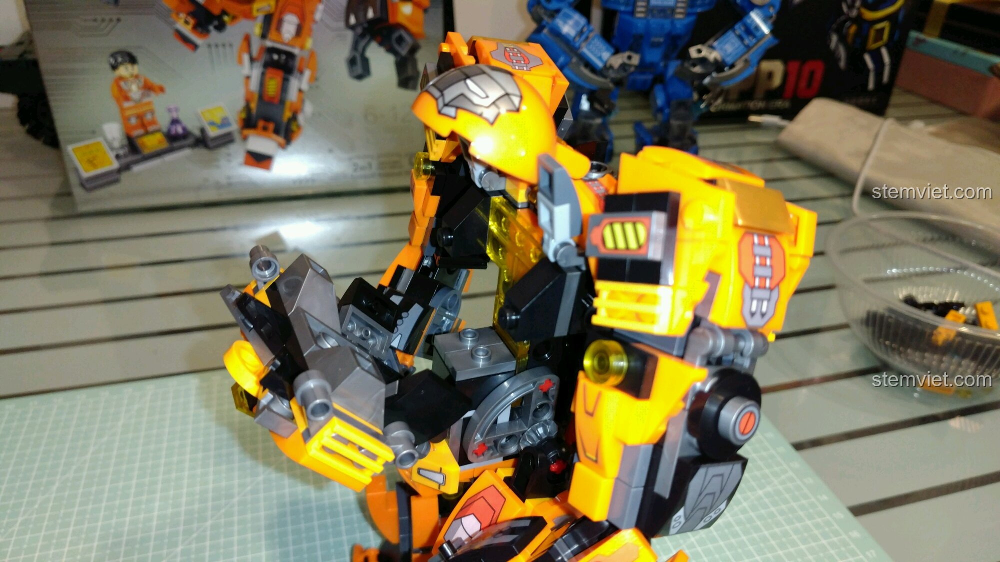 Minifigure Tony Stark được đặt vào bên trong buồng lái của robot Hulkbuster MK36.