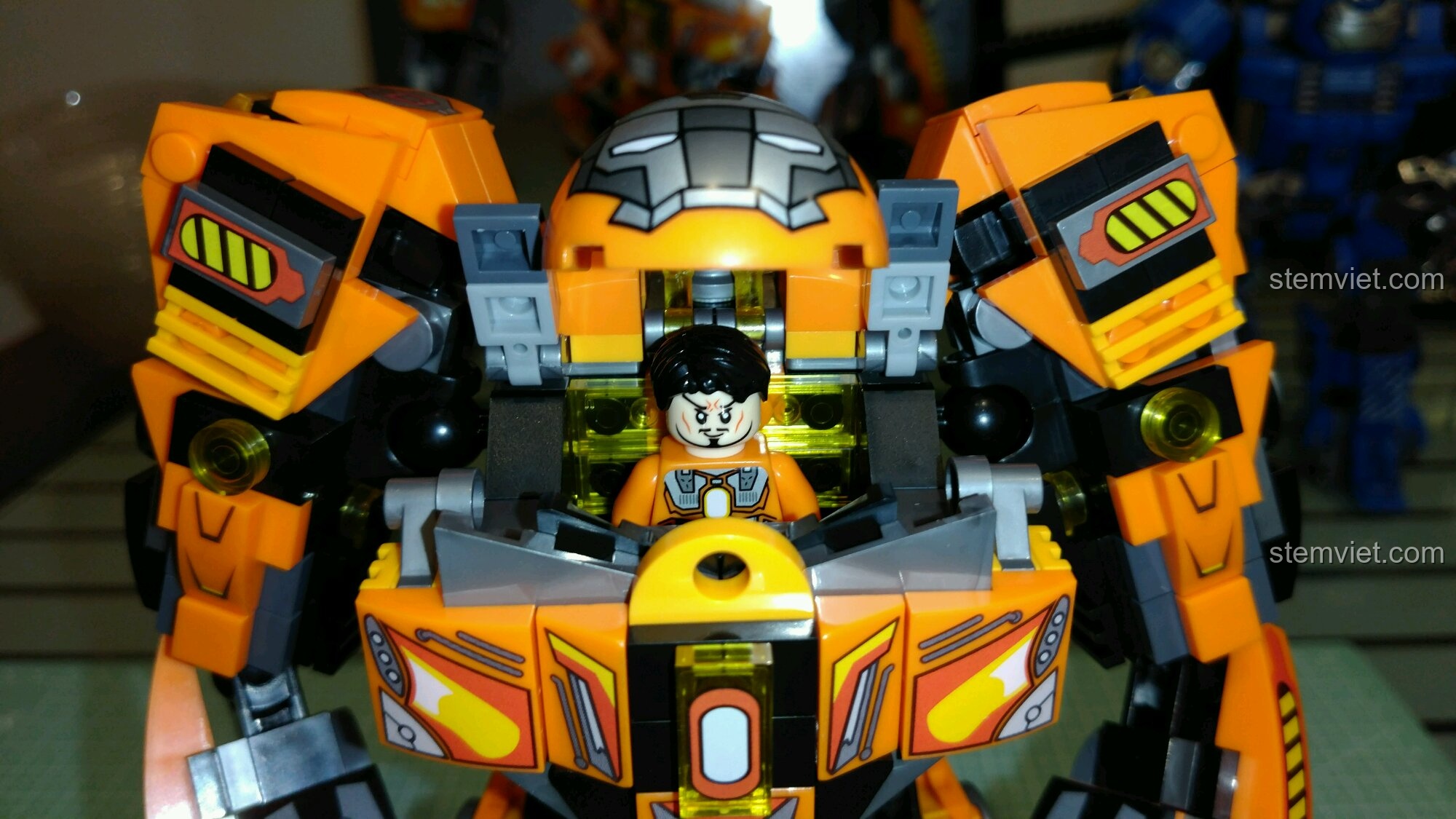 Hulkbuster MK36 với Tony Stark bên trong buồng lái, sẵn sàng cho mọi trận chiến.