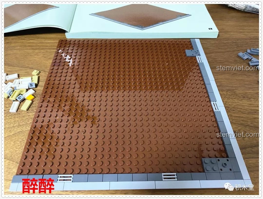 Bắt đầu lắp ráp phần đế của bộ xếp hình Kiến trúc góc phố Xingbao siêu tiết kiệm.