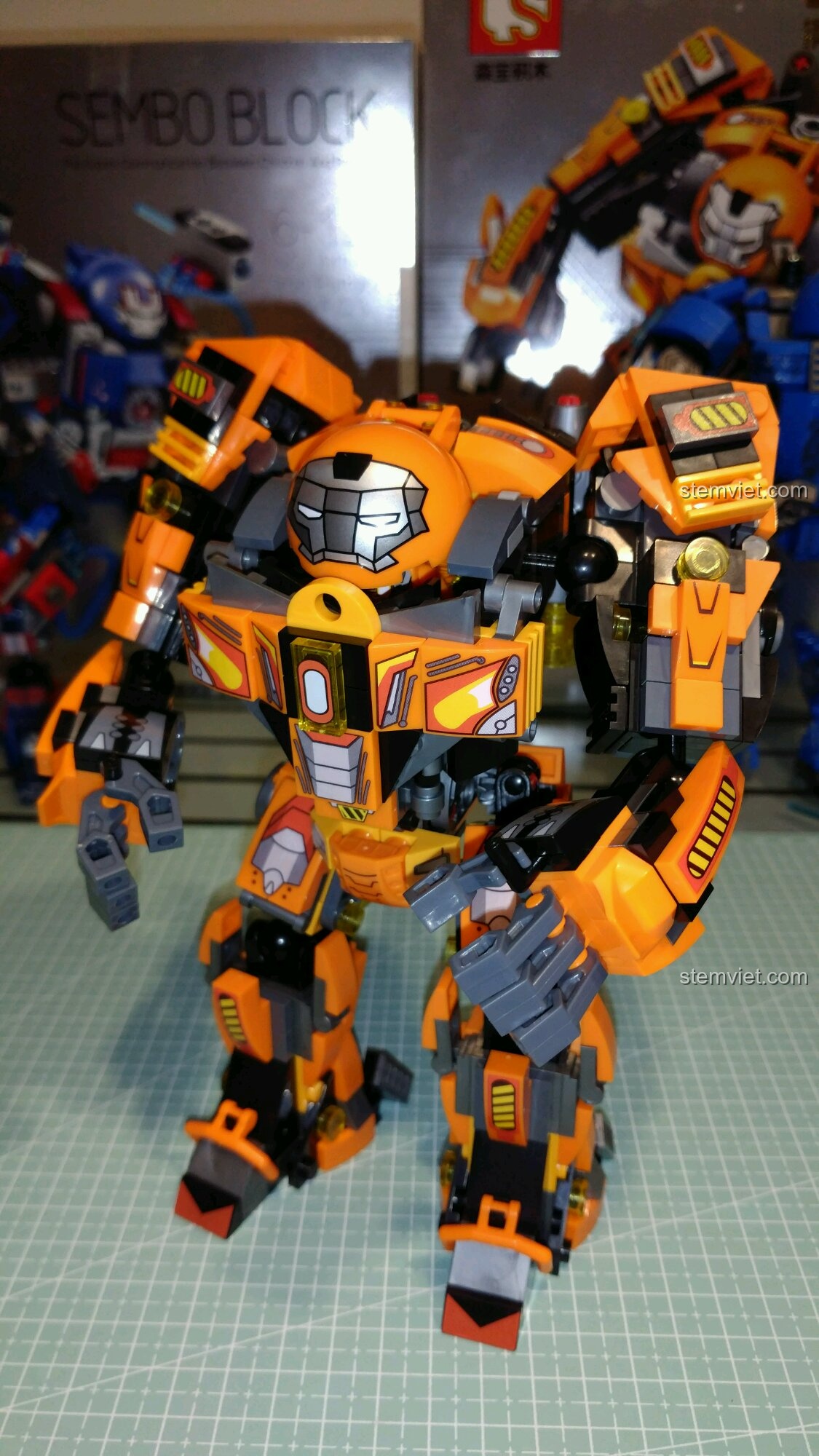 Cận cảnh chi tiết phần thân và vai của bộ xếp hình Mecha chiến đấu Hulkbuster Sembo giá hời.