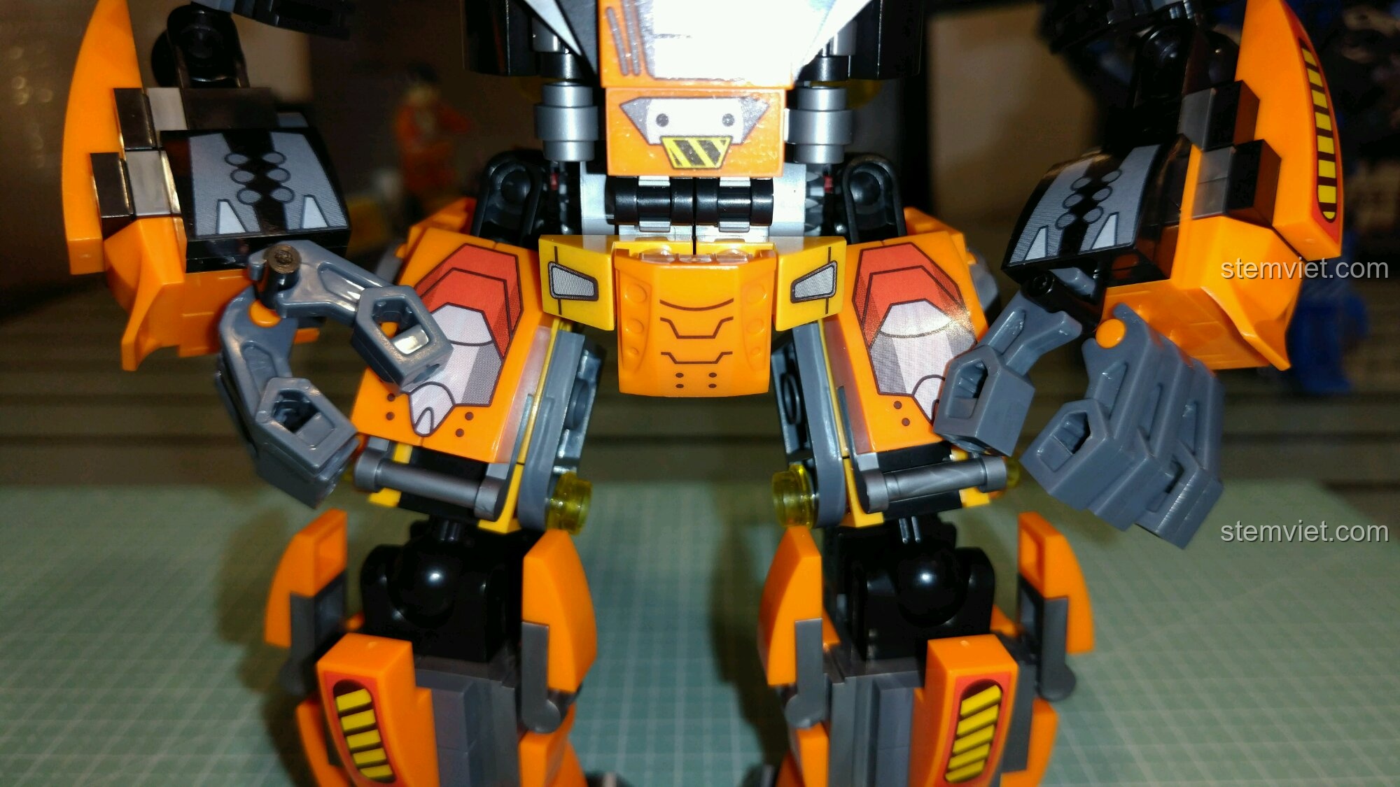 Chi tiết phần hông và chân của robot Hulkbuster, thể hiện sự chắc chắn của các khớp nối.