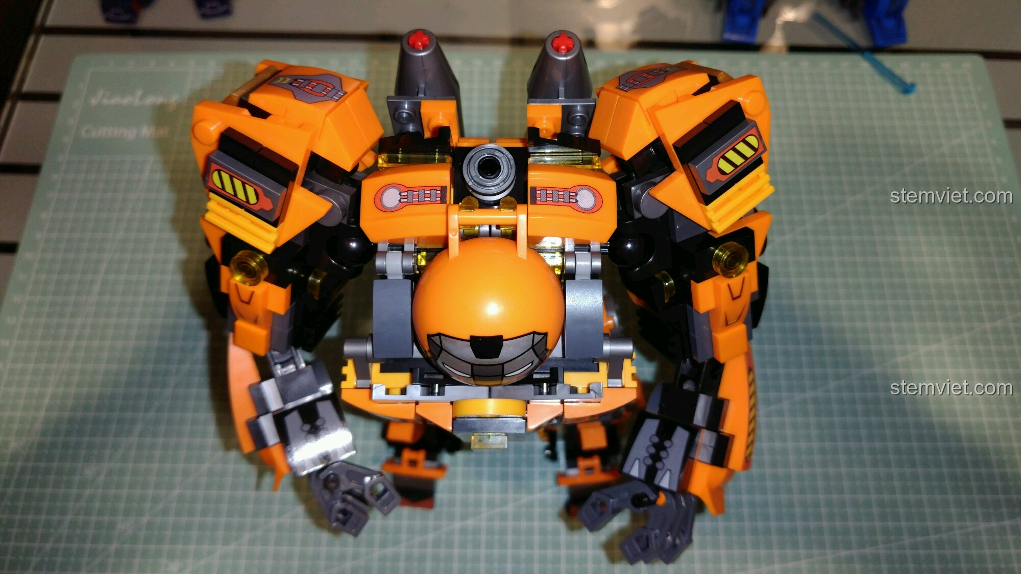 Góc nhìn từ trên xuống của robot Hulkbuster MK36, khoe trọn phần vai và lưng vạm vỡ.