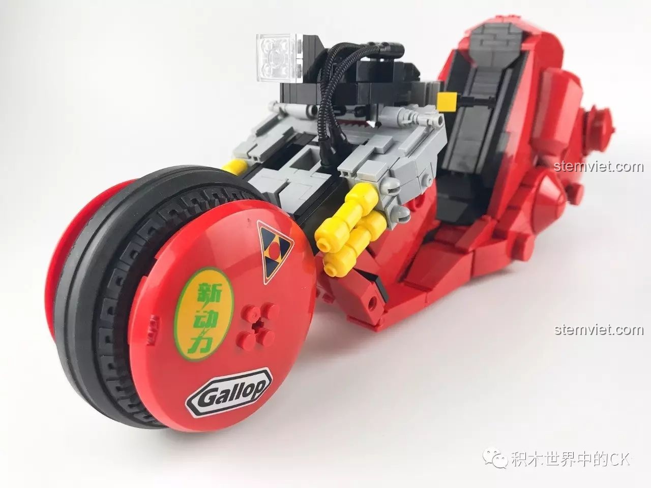 Góc nhìn từ bên hông của mô hình Xe máy trong Akira 03001 phiên bản 1, thiết kế hầm hố.