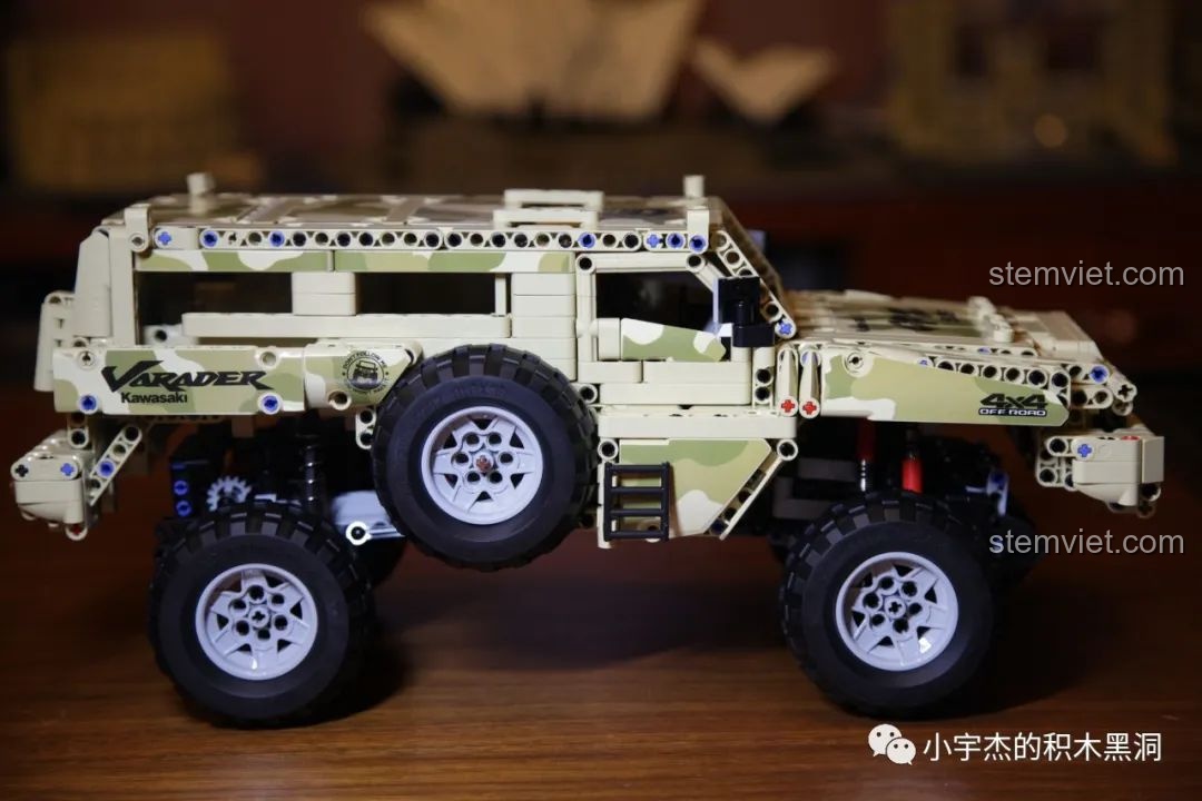 Mô hình Quái thú địa Marauder 13131D hoàn chỉnh, nhìn từ góc nghiêng, khoe trọn vẻ hầm hố.